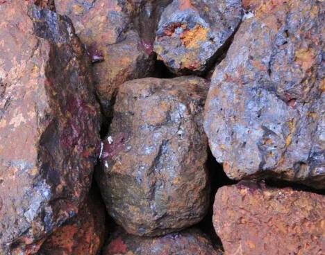 Процесс дробления железной руды